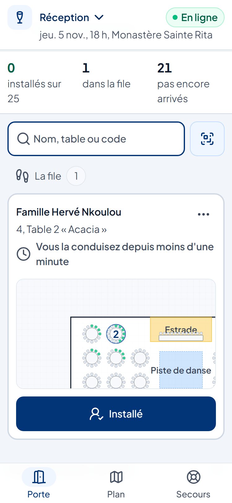 En salle : La famille annoncée à l’entrée attend dans la file, avec sa table. Un équipier la prend en charge : son mini-plan s’ouvre sur la table, et il la marque installée à l’arrivée ; le compteur de la salle avance.
