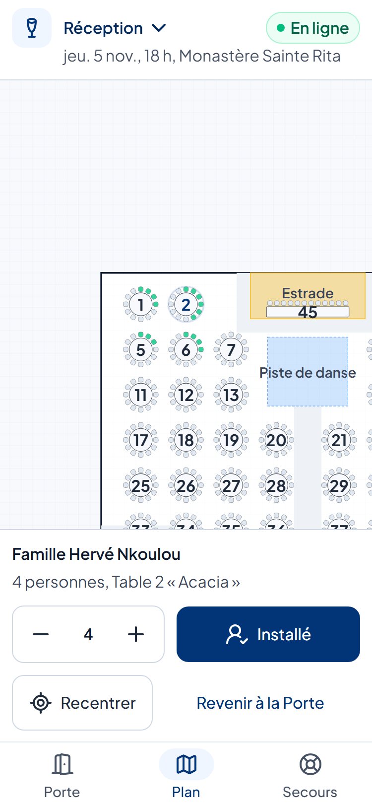 Guider jusqu’à la table : Sur le téléphone de l’équipier, le plan s’ouvre avec la table de la famille qui clignote et le nombre de personnes à installer. Il traverse la salle sans demander son chemin, et marque la famille installée en arrivant.