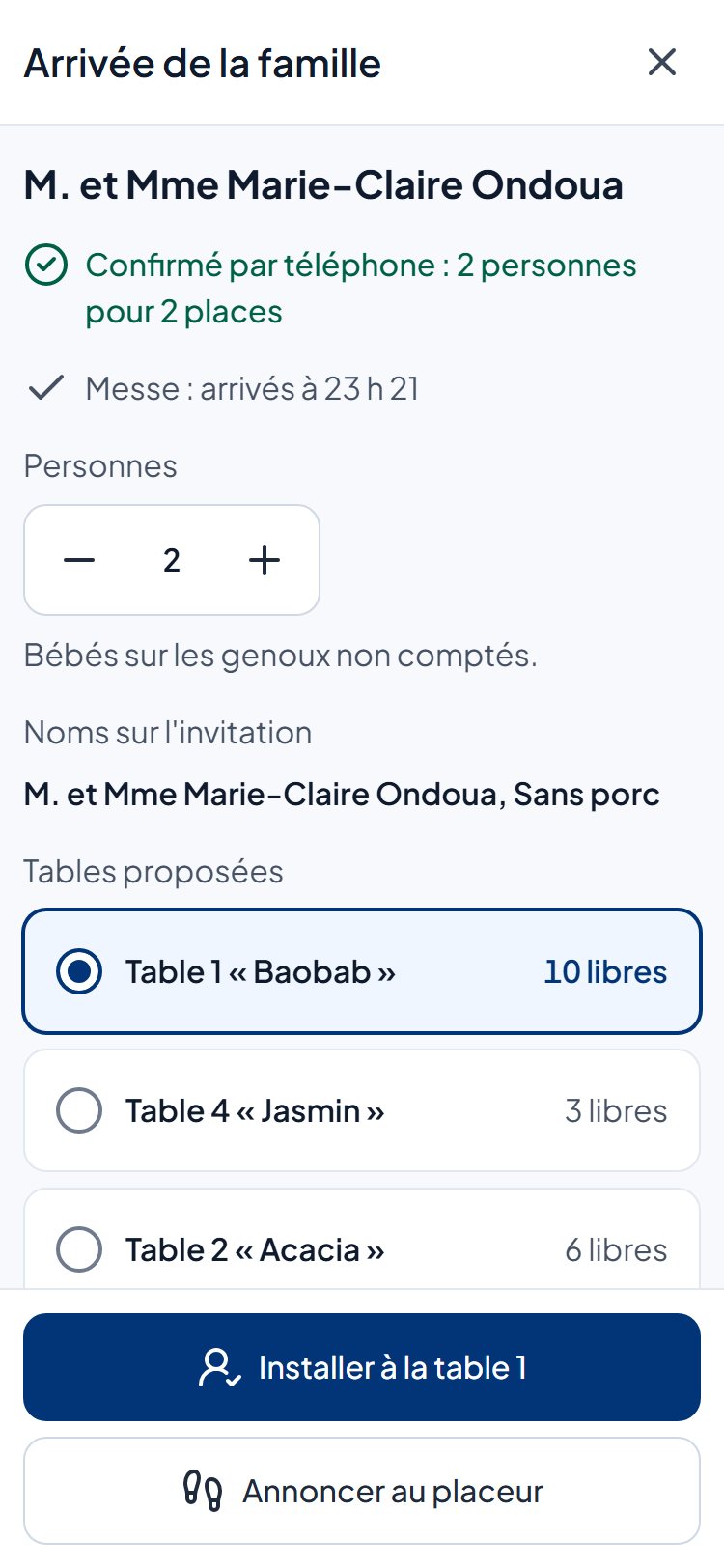 Jour J : à l’entrée : L’équipier vise le code sur le téléphone de l’invité. La fiche de la famille s’ouvre, avec ses personnes et ses tables proposées ; un appui l’installe, sans rien taper.